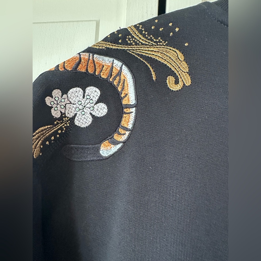 Sweaty Betty Black Crewneck Embroidered Tiger Sweatshirt - Picture 4 of 11